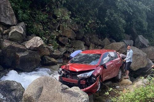 Đi du lịch cầu kính Rồng Mây, nữ tài xế lao xe xuống suối