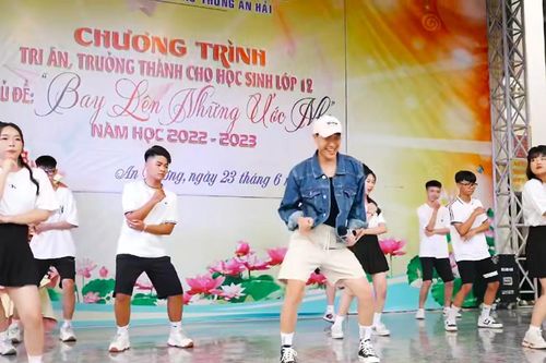 Thầy hiệu phó Hải Phòng 'diện' quần đùi nhảy 'cực sung' chia tay học sinh