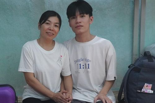 Mẹ nghèo vượt 1.500km về quê trong đêm động viên con thi tốt nghiệp THPT
