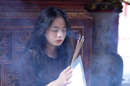 24h trước kỳ thi, sĩ tử đi vài chục km, đội mưa dâng sớ cầu may tại Văn Miếu