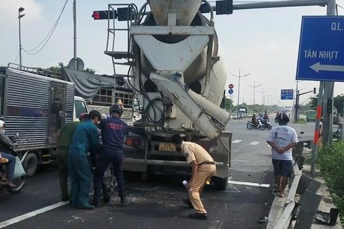 Xe bồn đâm loạt xe máy dừng chờ đèn đỏ, nhiều người bị thương