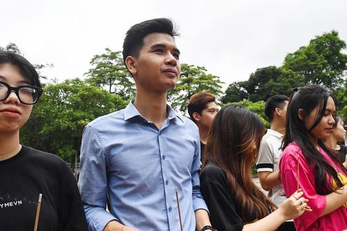Thầy giáo dẫn dàn học trò cưng đến Văn Miếu cầu may trước ngày 'vượt vũ môn'