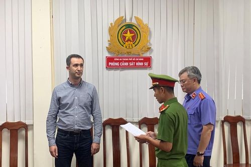 Phê chuẩn khởi tố, bắt tạm giam người đàn ông nước ngoài cho vay lãi nặng