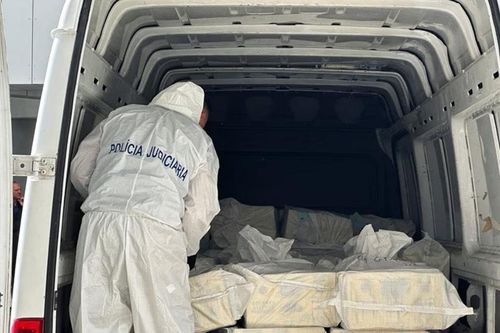 Cảnh sát Bồ Đào Nha tiêu hủy số ma túy cực 'khủng'