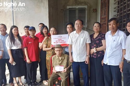 Trao 6 sổ tiết kiệm cho gia đình thân nhân liệt sĩ ở thành phố Vinh và Hưng Nguyên