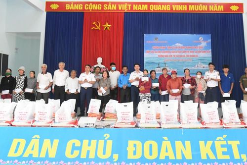 Cảnh sát biển đồng hành cùng ngư dân tỉnh Khánh Hòa