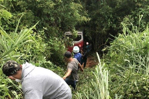 Bình Thuận: Xe ôtô chở 25 hành khách lao xuống vực đèo Đại Ninh