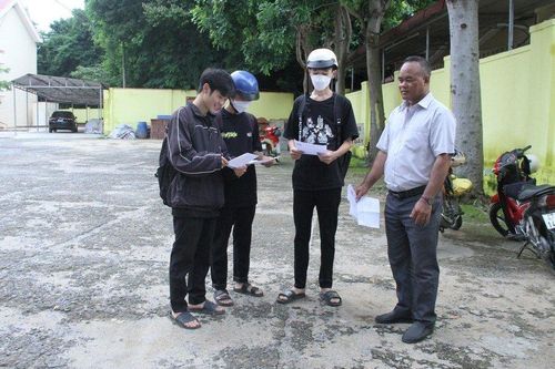 Thí sinh 51 tuổi hạ quyết tâm vượt qua kỳ thi tốt nghiệp THPT tốt nhất