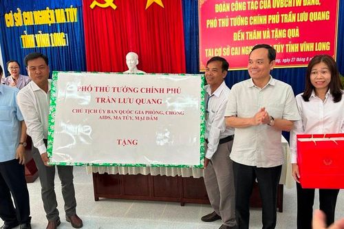 Phó Thủ tướng Trần Lưu Quang thăm, tặng quà tại cơ sở cai nghiện ma túy tỉnh Vĩnh Long