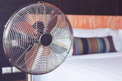 Mẹo dùng quạt đúng cách giúp bạn ngủ ngon hơn trong mùa hè