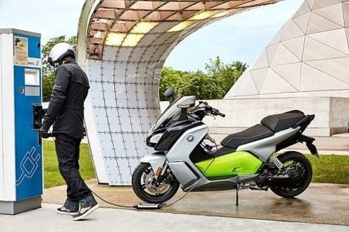 Nhật Bản cho phép người dân điều khiển xe máy điện không cần bằng lái