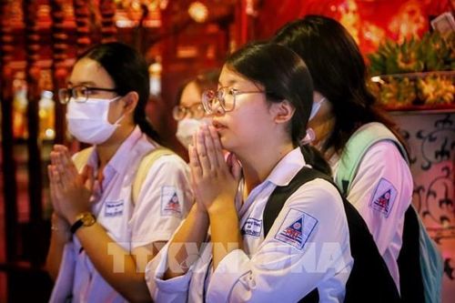 Sĩ tử đến Văn Miếu cầu may mắn trước ngày thi tốt nghiệp THPT 2023