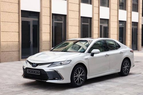 Toyota Camry 2023 giảm giá mạnh tại đại lý
