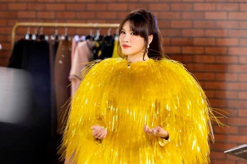 Miss Charm VN - Thanh Thanh Huyền gây tranh cãi với chiếc đầm tua rua, netizen hỏi: Bó rơm hả chị?