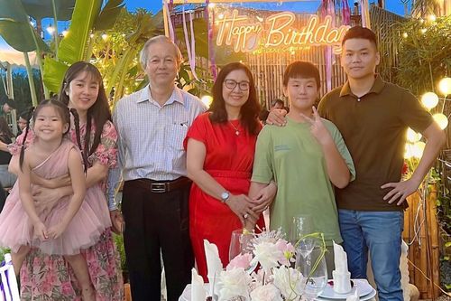 Vợ chồng Lê Phương quây quần cùng gia đình, nhan sắc tươi trẻ của mẹ nữ diễn viên gây chú ý