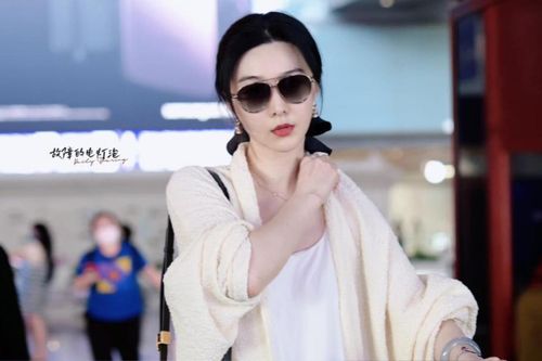 Phạm Băng Băng diện đồ như đầm ngủ đi xe buýt, netizen 'bật ngửa' khi soi đến chiếc vòng tay 13 tỷ