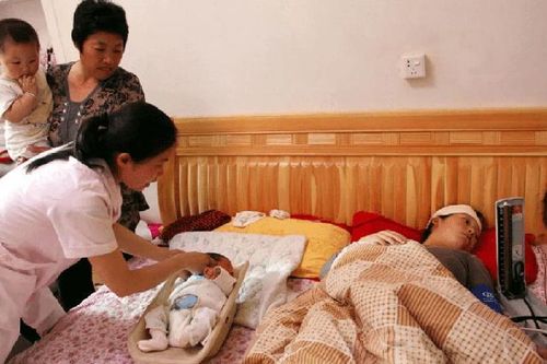 Trong thời gian ở cữ, 4 người này không nên vào thăm mẹ và bé