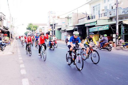 Đạp xe tập thể dục rèn luyện sức khỏe