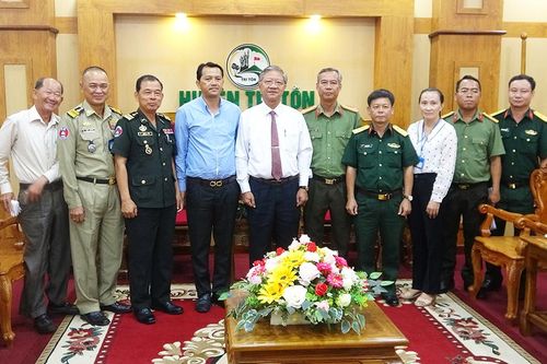 Huyện Tri Tôn tăng cường hợp tác với huyện Kirivong