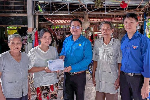 Học sinh hoàn cảnh khó khăn được 'tiếp sức' động viên trước ngày thi THPT