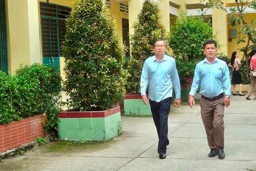 Phó Bí thư Thường trực Tỉnh ủy, Chủ tịch HĐND tỉnh An Giang Lê Văn Nưng thăm các điểm thi tốt nghiệp THPT ở Thoại Sơn