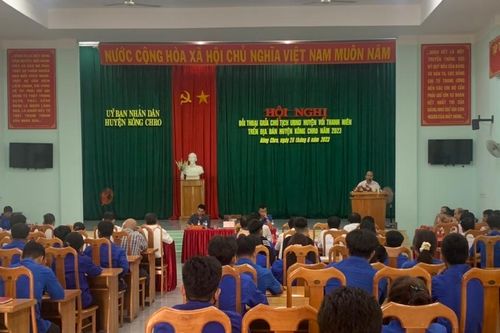 Chủ tịch UBND huyện Kông Chro đối thoại với thanh niên