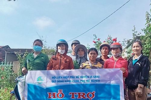 Trao 6 cặp heo giống cho tổ sinh kế xã Ia Pếch