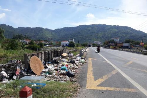 Bỏ rác bừa bãi bên đường