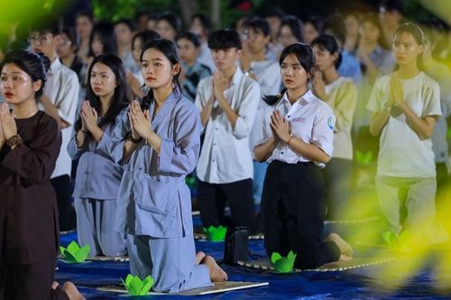 Bình Định: Gần 300 học sinh tham gia cầu nguyện trước mùa thi năm 2023 tại chùa Lạc Sơn