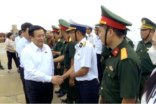 Giám đốc Học viện Chính trị quốc gia Hồ Chí Minh, Chủ tịch Hội đồng lý luận Trung ương Nguyễn Xuân Thắng thăm, tặng quà cán bộ, chiến sĩ và Nhân dân đảo Trần
