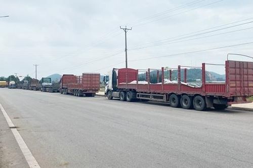 Vì sao người dân ngăn không cho xe ra vào cảng quốc tế Vissai?