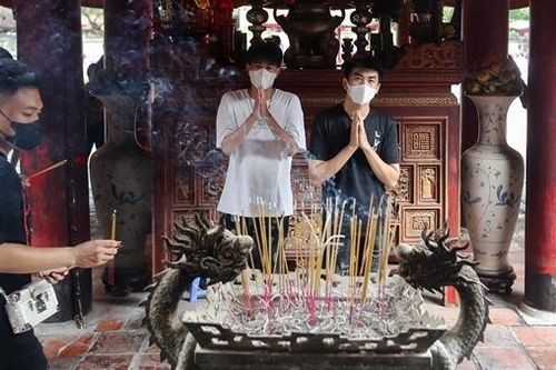 Sĩ tử dâng sớ cầu may tại Văn Miếu - Quốc Tử Giám trước kỳ thi tốt nghiệp THPT Quốc gia