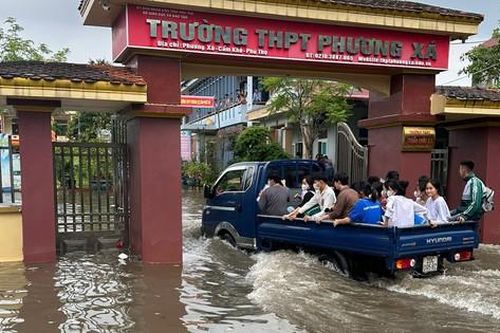 Thí sinh Phú Thọ được công an 'hộ tống' vào phòng thi bằng xe chuyên dụng