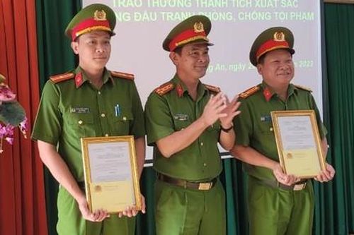 Khen thưởng Cảnh sát hình sự khám phá nhanh vụ bắn chết người