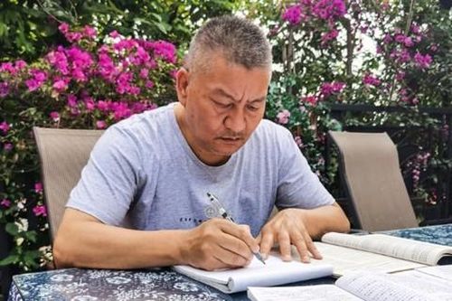 Người đàn ông kiên trì thi đại học 27 lần trong 40 năm