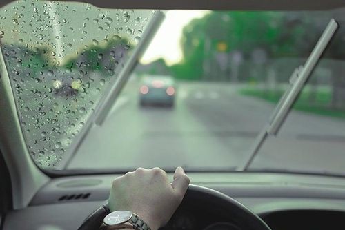 Lái xe dưới trời mưa lớn cần chú ý điều gì?