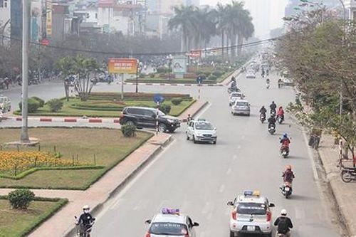 Đi ngược chiều trên phố Văn Cao