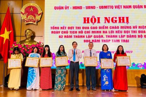 Quận Ba Đình khen thưởng 136 tập thể, cá nhân trong đợt thi đua cao điểm