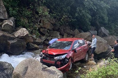 Lai Châu: Nguyên nhân nữ tài xế điều khiển lái xe lao xuống suối