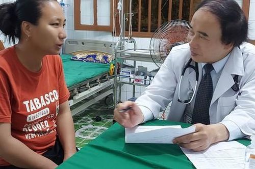 Vượt biển ngày mưa ra Bạch Long Vĩ khám chữa bệnh miễn phí cho quân và dân huyện đảo
