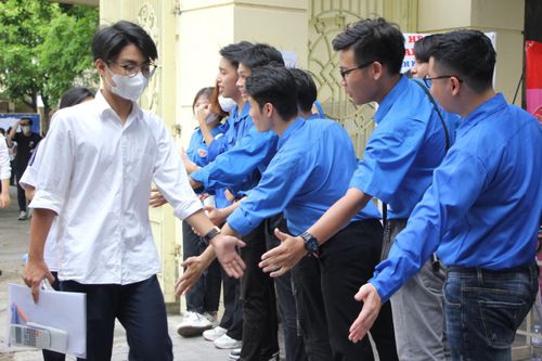 Thí sinh than khó với đề Toán thi tốt nghiệp THPT 2023