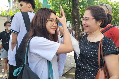 Hà Nội: Thí sinh hớn hở 'khoe' làm được bài trong môn thi đầu tiên