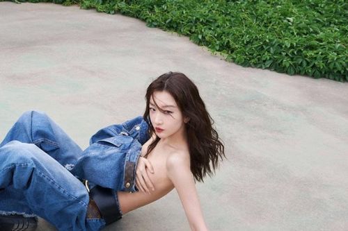 Châu Đông Vũ chụp ảnh bán khỏa thân