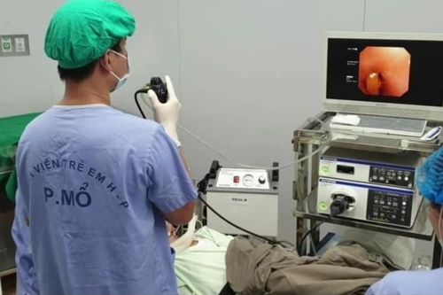 Bé 17 tháng tuổi tím tái sau khi ăn dưa hấu