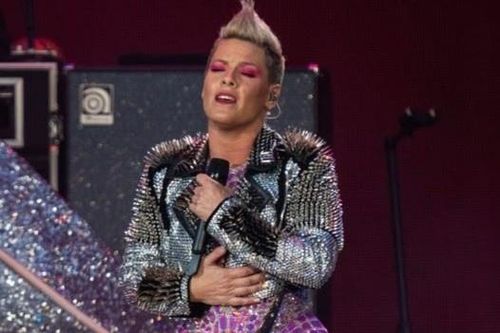 Pink bối rối khi khán giả ném tro cốt lên sân khấu