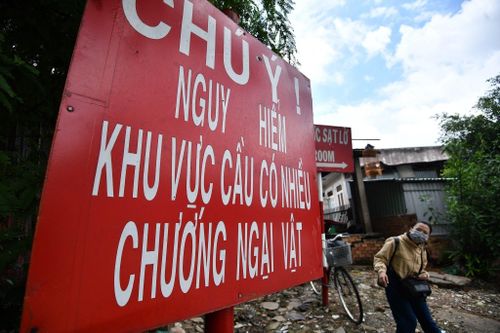 Di dời khẩn cấp 13 hộ dân dọc kênh Thanh Đa do sạt lở