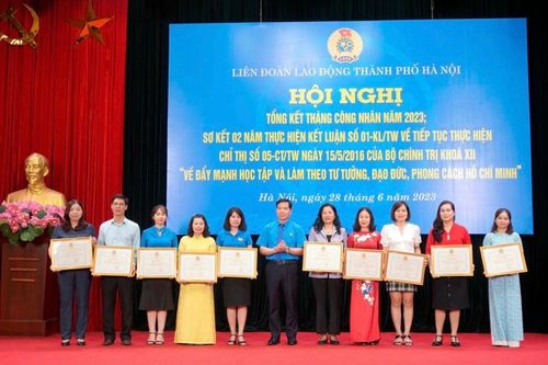 Công nhân Thủ đô học tập Bác thông qua phong trào thi đua yêu nước