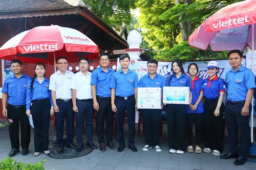 Bí thư Trung ương Đoàn Nguyễn Minh Triết động viên các đội 'Tiếp sức mùa thi' tại Huế