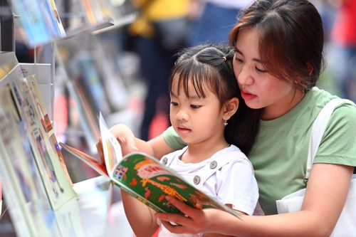 Mỗi gia đình hãy cùng 'tắt điện thoại và mở trang sách'