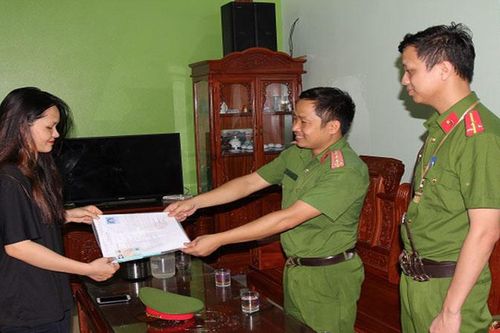 Trao trả giấy tờ dự thi tốt nghiệp THPT cho thí sinh đánh rơi